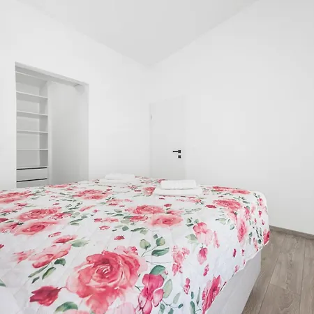 Emma In Pula, Istria - By Istrabook Villa